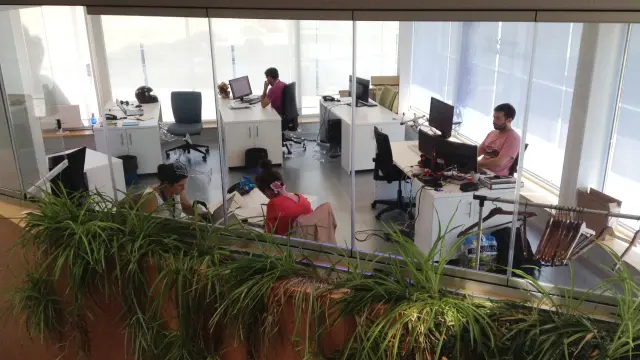 Emprendedores trabajando en el centro de incubación empresarial Milla Digital de Zaragoza.