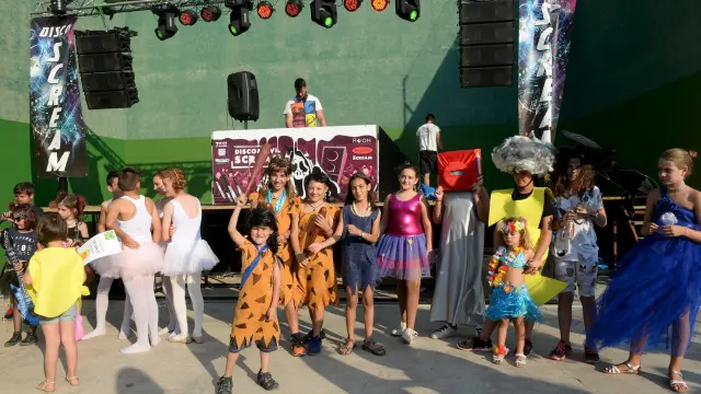 Los niños del barrio de Castralvo disfrutan del concurso de disfraces que se celebró ayer.