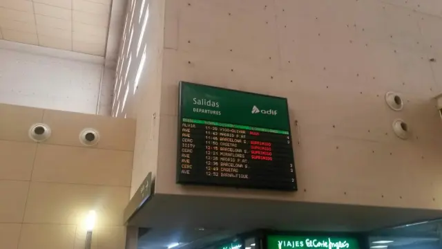 Panel con los trenes suspendidos, este viernes en la Estación de Delicias de Zaragoza.