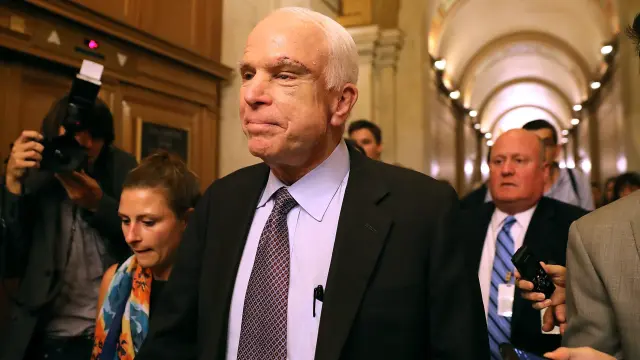 McCain, con marcas visibles por su operación, sale del Senado tras votar contra la derogación del Obamacare