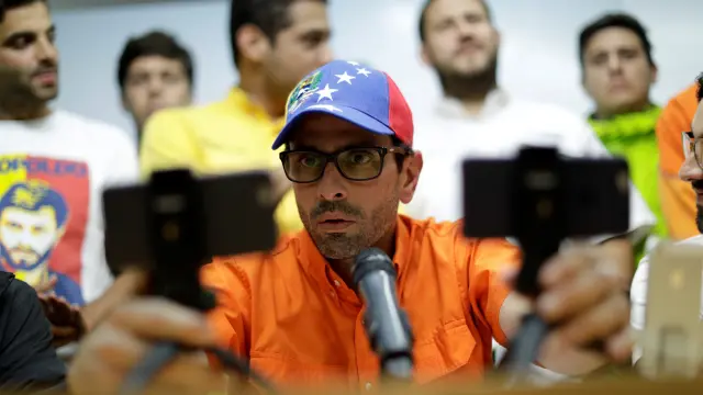 Capriles anuncia que la oposición venezolana no boicoteará los comicios del domingo pero sí protestará.