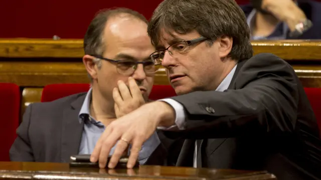 Turull y Puigdemont, en el último pleno del 'Parlament'-