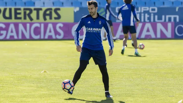 Manu Lanzarote, en un entrenamiento del RealZaragoza.