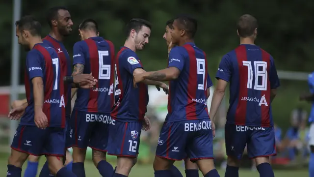 Los jugadores del Huesca han celebrado once goles en sus primeros dos amistosos ante el Fraga y el Monzón.
