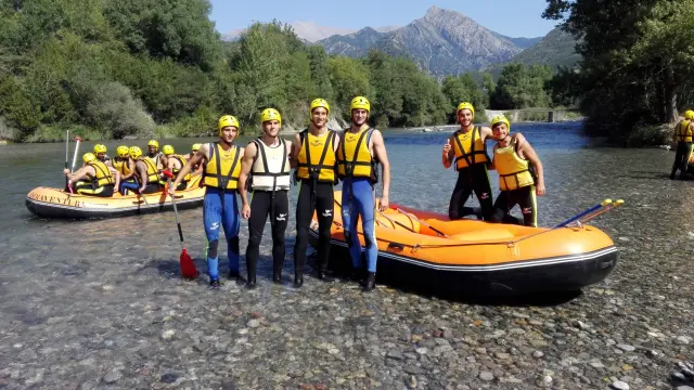 La SD Huesca disfruta de un día de rafting.