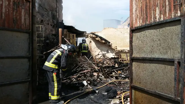 El incendio ha comenzado en un almacén situado en la calle Muntadas que estaba lleno de todo tipo de materiales inflamables.