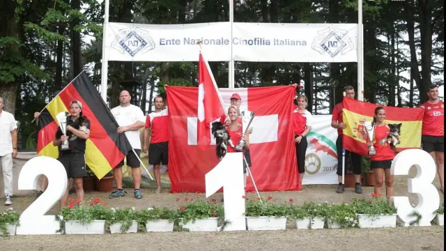 Carmen Briceño y su perra Narnia, tercera en el campeonato europeo de agility.