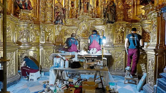 Los restauradores dan los últimos retoques al impresionante retablo del Pilar.