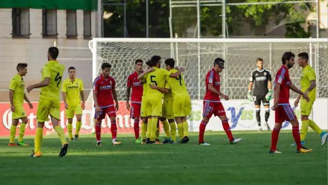 Los futbolistas del Real Zaragoza, desolados tras encajar el 2-1 del Villarreal B este miércoles en el amistoso de Teruel.