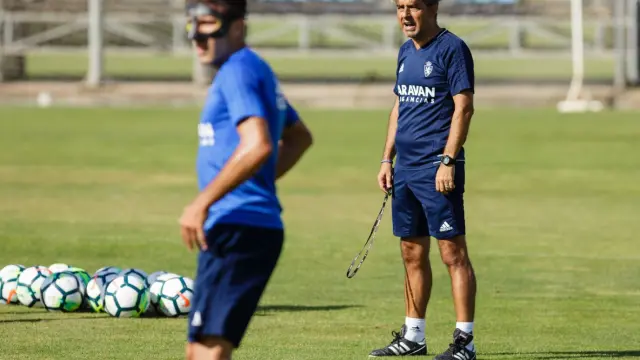 Natxo González, con Zapater en primer plano, durante el entrenamiento de este jueves en la Ciudad Deportiva del Real Zaragoza.