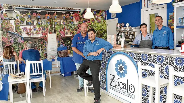 Roberto Plaza, Javier Gómez, Loli Castillo y Francisco Guera, en el restaurante Zócalo.