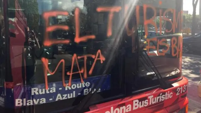 Pintadas en un autobús contra el turismo