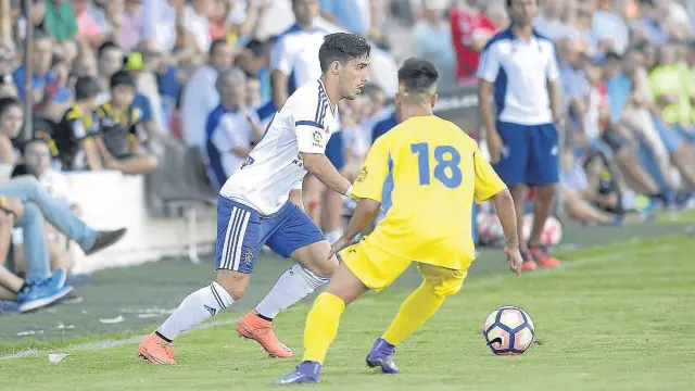 Un lance del partido de las peñas del pasado año, en Almudévar, que se jugó en julio al regreso del Real Zaragoza de su concentración en Boltaña (ganaron los blanquillos 0-1 al equipo local de Tercera División).