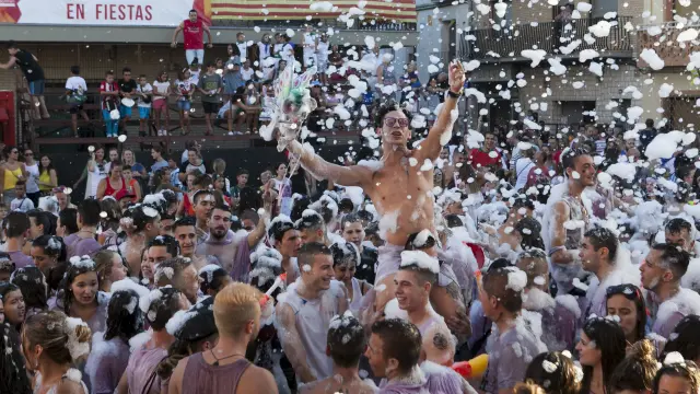 Los villanovenses dieron ayer por comenzadas las fiastas en honor de las Santas Reliquias con una fiesta de la espuma.