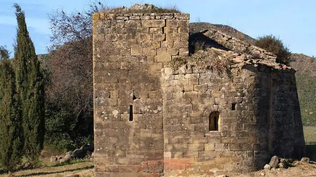 La ermita de Santa Lucía se sitúa a un par de kilómetros al sur de Ayerbe.