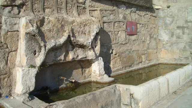 Fuente Baix de Fonz, cuyo manantial atraviesa el casco urbano por un túnel accesible al público.