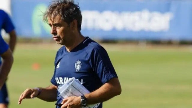 Natxo González transmite instrucciones a los jugadores en el ensayo del Real Zaragoza en la Ciudad Deportiva.