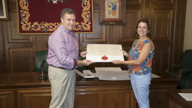 El concejal de Patrimonio Cultural, José Luis Torán, y la alcaldesa, Emma Buj, con los sellos.