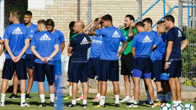 El grupo de jugadores del Real Zaragoza, junto al cuerpo técnico y los auxiliares, al inicio del entrenamiento en la Ciudad Deportiva.