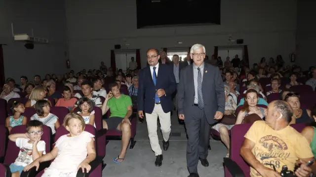 El presidente de Aragón, Javier Lambán, en la inauguración de la sala de cine de Ainzón.