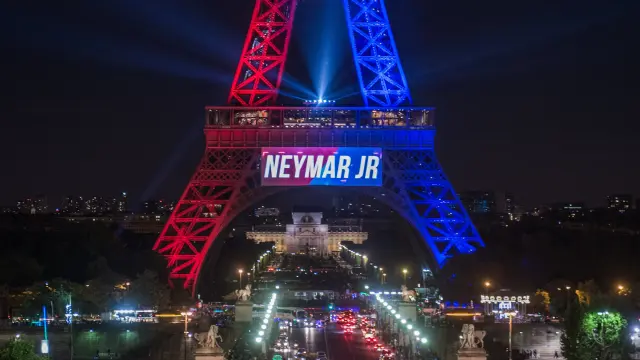 Este sábado la Torre Eiffel estaba iluminada con los colores del PSG debido a la presentación de Neymar.