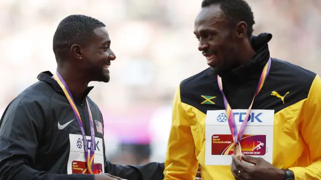 Gatlin saluda a Bolt durante la entrega de medallas