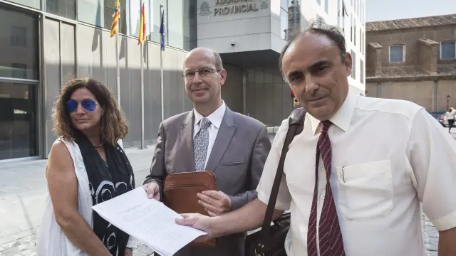 Natalia Cuchi (procuradora), Mariano Tafalla (letrado) y José M.ª Guardia (Apprece), con el recurso.