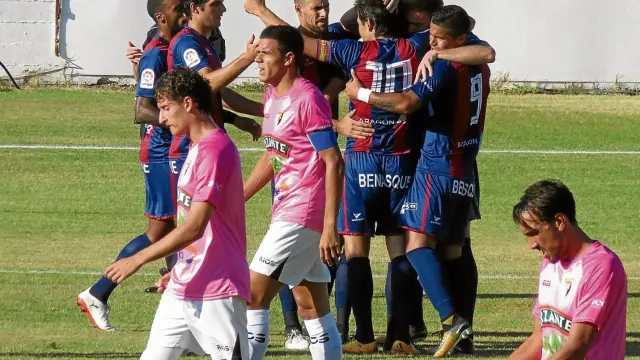 Los jugadores del Huesca se abrazan tras uno de los goles conseguidos contra el Tudelano.