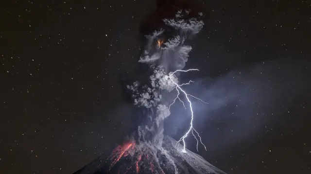 'El poder de la naturaleza' es el título de la fotografía ganadora del gran premio. Su autor, Sergio Tapiro, retrató una erupción del volcán Colima de México el pasado diciembre de 2015.