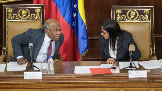 La presidenta de la Asamblea Nacional Constituyente, Delcy Rodríguez (d), conversa con el primer vicepresidente, Aristóbulo Istúriz (i), durante la segunda sesión plenaria de la Asamblea Nacional Constituyente