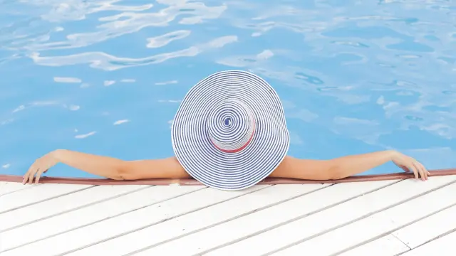 El sombrero o la pamela forman parte indiscutible del 'dress code' para disfrutar de un día en la piscina.