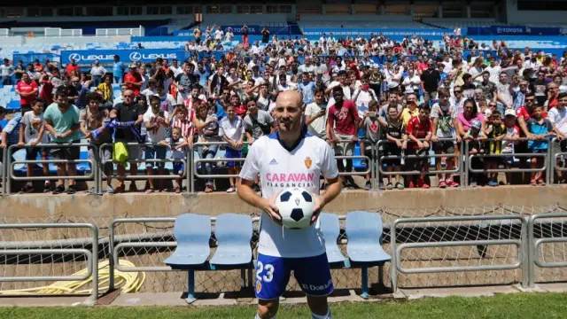 Gaizka Toquero, este martes en su presentación como jugador del Real Zaragoza en La Romareda ante casi 500 seguidores.