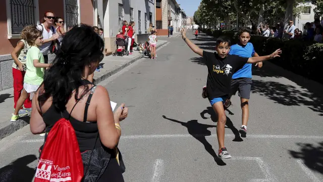 Los primeros niños en llegar a la línea de meta ayer en Villanueva de Gállego en una de las carreras.