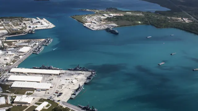 Imagen aérea de instalaciones de Estados Unidos en la isla de Guam.