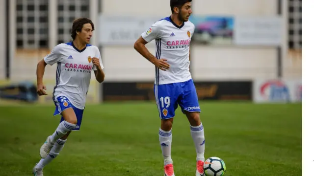 Delmás (izda.), desdobla a Papunashvili en una jugada del último partido del Real Zaragoza, el pasado sábado en Teruel frente al Levante.