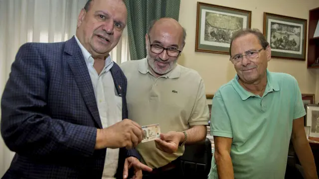 Michel Azaria, a  la izquierda con DNI, junto al alcalde José Manuel Aranda y José Antonio Sanmiguel.