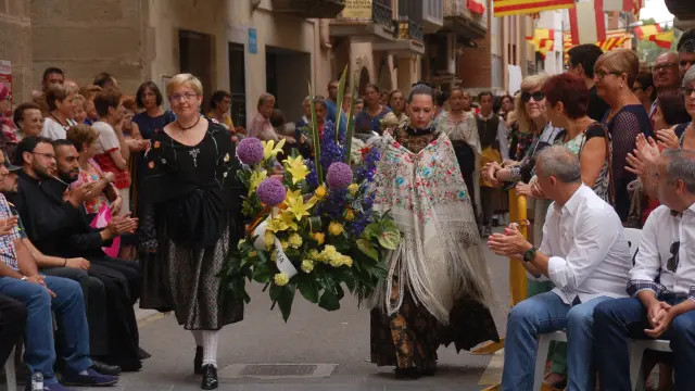 La tradicional ofrenda floral levantó mucha expectación en las calles de Maella.