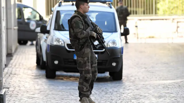 Un militar francés en la zona cercana al cuartel situado en el centro de Levallois Perret, donde se ha producido el atropello.