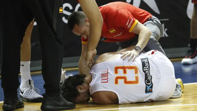 Llull se duele en el suelo de la rodilla, durante el partido de este miércoles ante Bélgica.