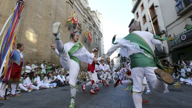 Los danzantes exhibieron músculo en su primera actuación de las fiestas en la plaza de San Lorenzo, que acabó llenándose.
