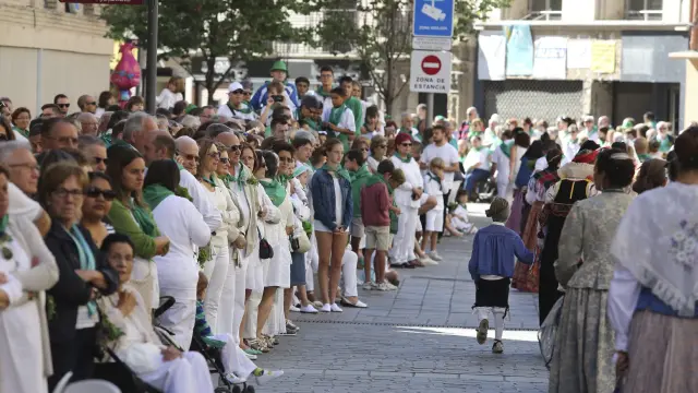 Espectadores contemplando el paso de la procesión en el Coso Alto, a la altura de Correos.