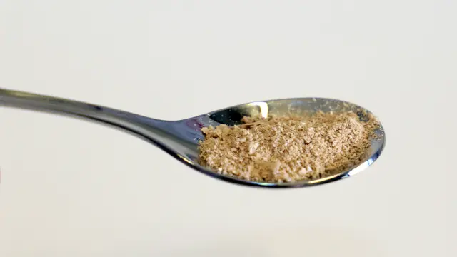 Un aparato crea cucharadas de proteína y carbohidratos en polvo con los que una persona podría alimentarse