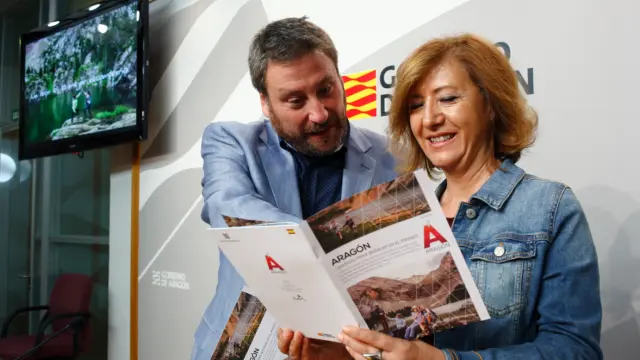 El consejero de Vertebración del Territorio, Movilidad y Vivienda, José Luis Soro, presenta el material promocional para dar a conocer los ibones de Aragón
