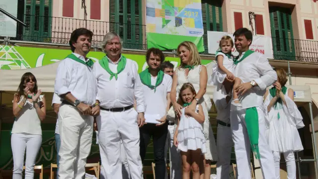 Paco Arnal segundo por la izquierda junto al alcalde de Huesca, Luis Felipe, sus hijos y sus nietas en el homenaje del Comercio.