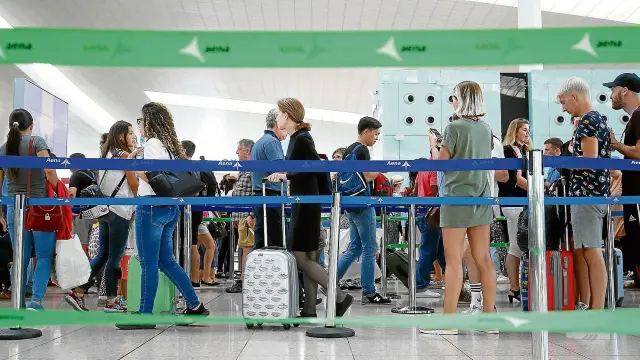 Pasajeros en el control de seguridad del aeropuerto de El Prat de Barcelona la semana pasada.