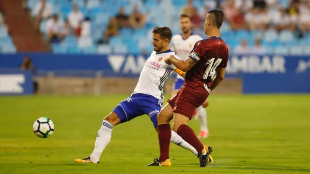 Javi Ros intenta controlar el esférico ante la presencia de un futbolista del conjunto vasco.