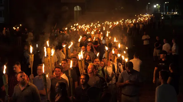 Cientos de supremacistas blancos marchan en Virginia al grito de consignas nazis