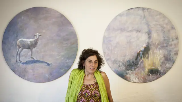 Pilar Esporrín, con obra reciente, en su local de Ayerbe.