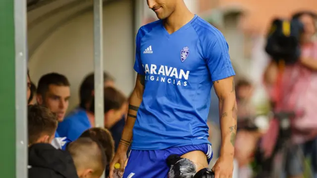 Grippo, con una bolsa de hielo aplicada en la zona dolorida del muslo izquierdo, tras el partido de la pasada semana en Teruel frente al Levante.