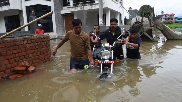 Desde el viernes, en Nepal, han muerto 34 personas y otras 36 están desaparecidas por las inundaciones.